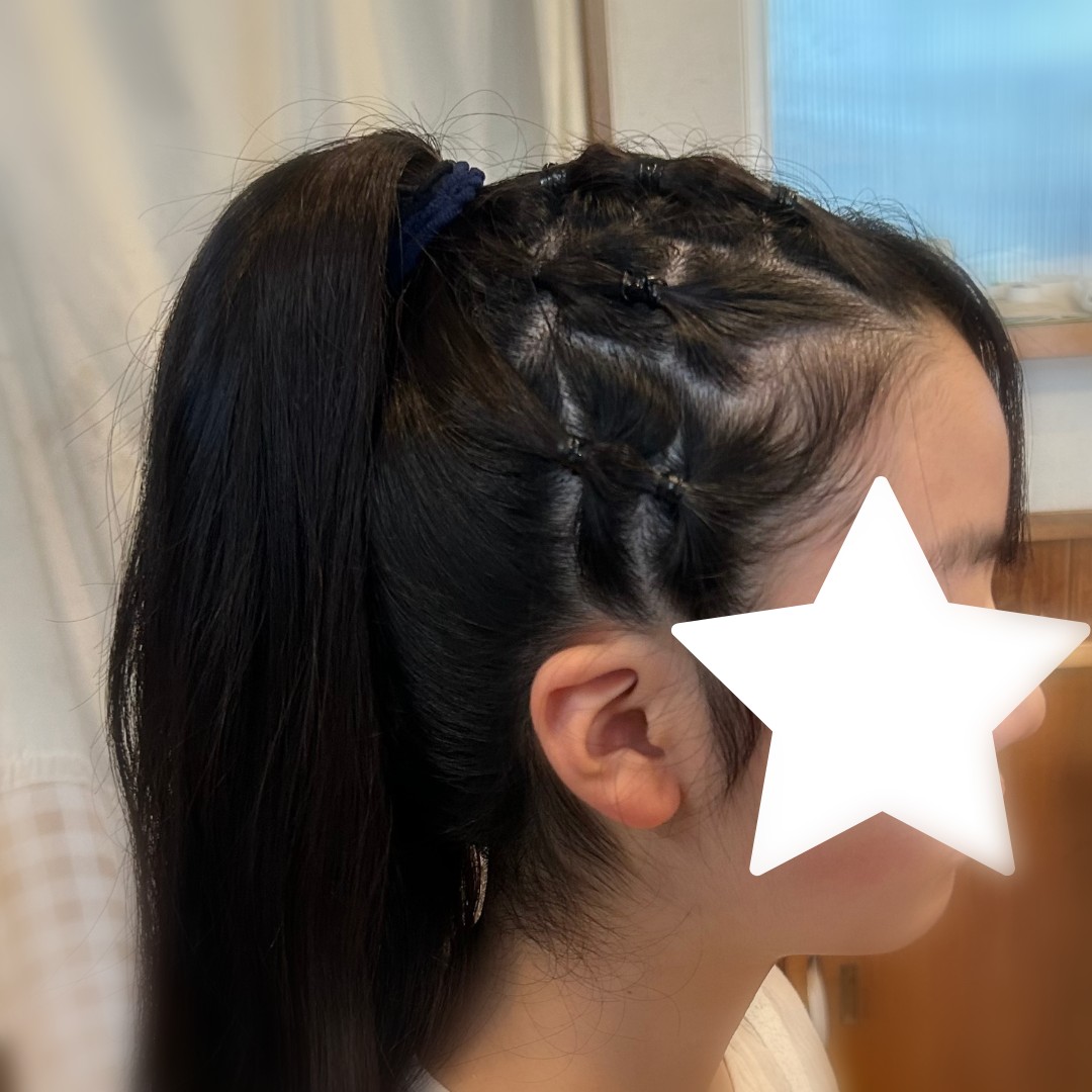 ゴム編み込みから高めポニーテールにつなげた横からの仕上がり