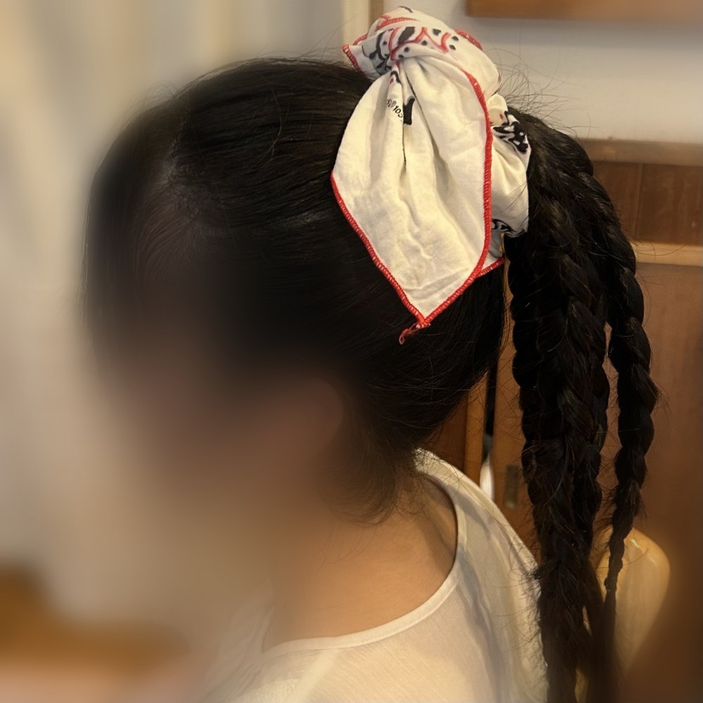 ポニーテールの毛束を三つ編みにした編み下げアレンジ。リボンをつけた発表会向けの髪型