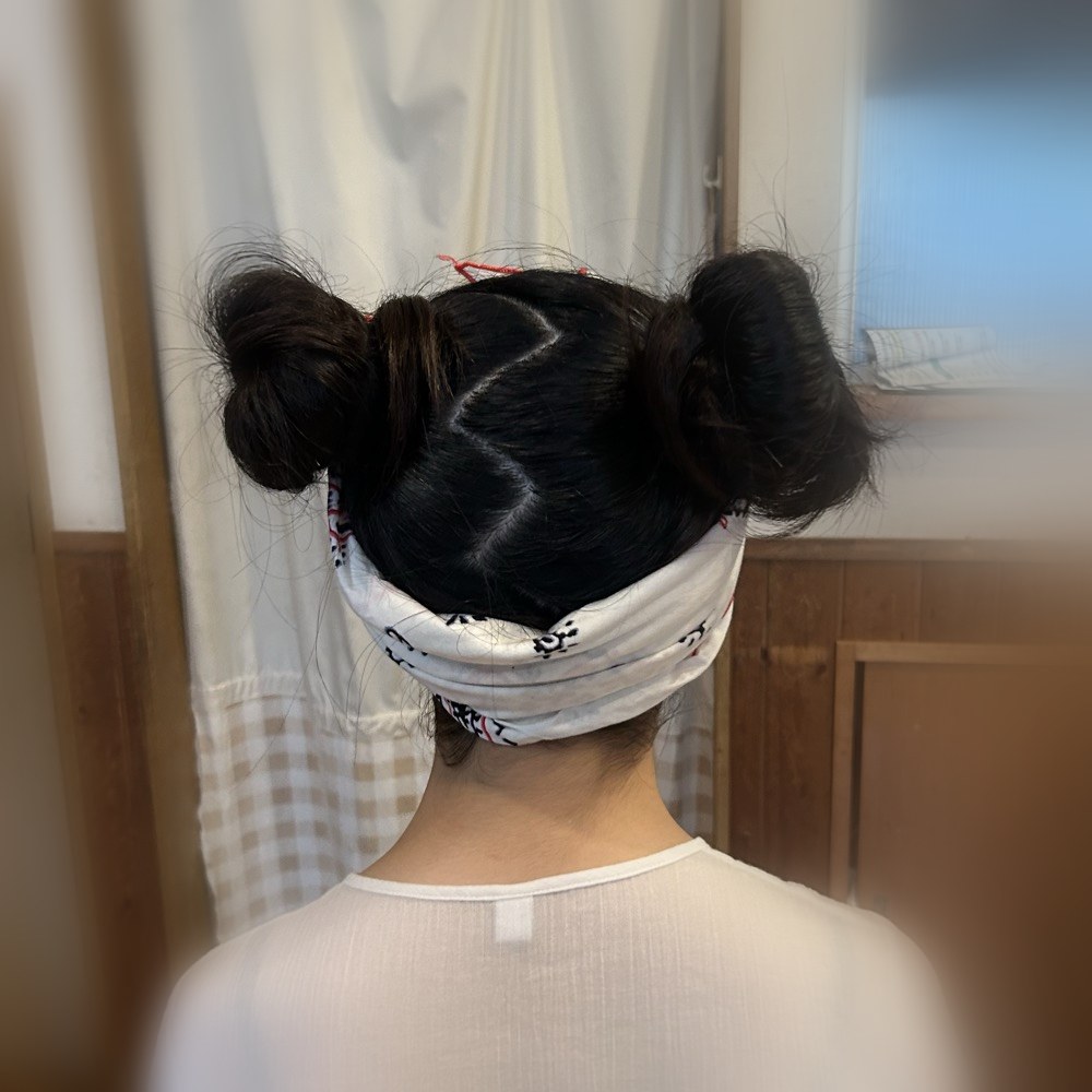 キッズダンスのツインおだんご。低めの位置で2つに分けて小さなお団子にした髪型